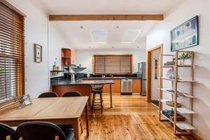 Una cocina o cocineta en Cosy and Private Escape in the Bay