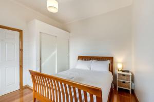 Una cama o camas en una habitación de Cosy and Private Escape in the Bay