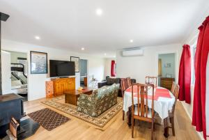 TV a/nebo společenská místnost v ubytování Coastal Retreat by the Beach