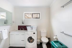 Koupelna v ubytování Coastal Retreat by the Beach + 14 fotografií