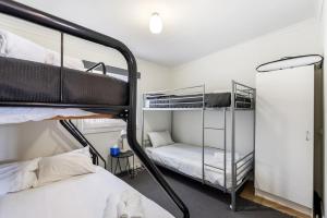 Postel nebo postele na pokoji v ubytování Coastal Retreat by the Beach