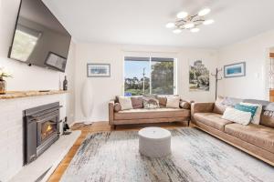 Posezení v ubytování Modern Coastal Escape in Triabunna