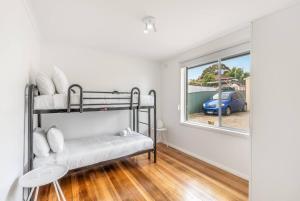 Postel nebo postele na pokoji v ubytování Modern Coastal Escape in Triabunna