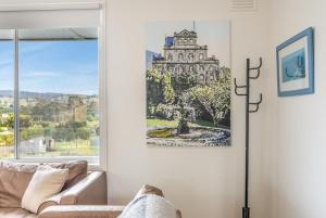 Posezení v ubytování Modern Coastal Escape in Triabunna