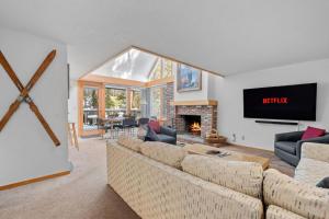 Stratton AcresMountain Haven for Families w Deck - Shuttle - Views的带沙发和壁炉的客厅