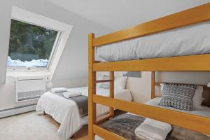 Stratton AcresMountain Haven for Families w Deck - Shuttle - Views的一间卧室，有两张双层床和一扇窗户