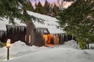 Stratton AcresMountain Haven for Families w Deck - Shuttle - Views的雪中冰雪覆盖的房子