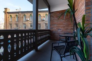 Balkón nebo terasa v ubytování Apart Meidani - Stylish Old Town Apartment with Balcony & Synagogue View