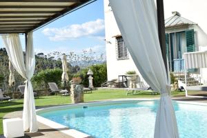 The swimming pool at or close to Villa Il Sasso - Dimora d'Epoca