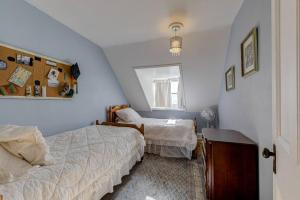 a bedroom with two beds and a window at 2002 Les Immeubles Charlevoix - 2002 - Le Parloir in Quebec City