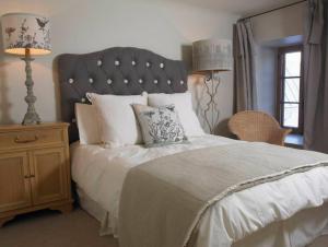 Un dormitorio con una cama grande y dos lámparas. en 1003 Les Immeubles Charlevoix - 1003, en Quebec