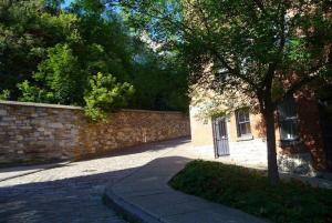 una pared de ladrillo y un árbol delante de un edificio en 1003 Les Immeubles Charlevoix - 1003, en Quebec