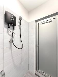 bagno con doccia e asciugacapelli di Sofu Inn a Jelutong