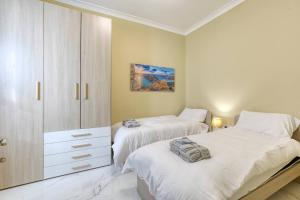 Giường trong phòng chung tại Seaview,beautiful 3br Apt 2