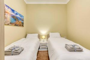 Giường trong phòng chung tại Seaview,beautiful 3br Apt 2