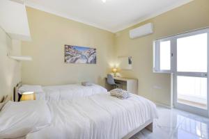 Giường trong phòng chung tại Seaview,beautiful 3br Apt 2