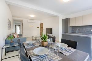 Cucina o angolo cottura di Beautiful Modern Central 2br Apt
