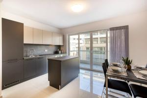 Cucina o angolo cottura di Beautiful Modern Central 2br Apt
