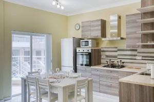 Kuchyňa alebo kuchynka v ubytovaní Seaview, Beautiful 3br Apt 1