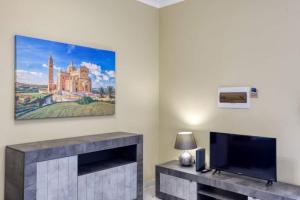 Televiisor ja/või meelelahutuskeskus majutusasutuses Penthouse, Seaview, Beautiful 2br Apt 4