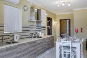 Köök või kööginurk majutusasutuses Penthouse, Seaview, Beautiful 2br Apt 4