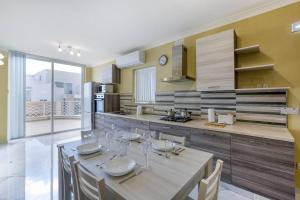 Köök või kööginurk majutusasutuses Penthouse, Seaview, Beautiful 2br Apt 4