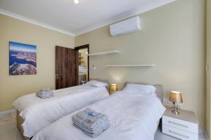 Voodi või voodid majutusasutuse Penthouse, Seaview, Beautiful 2br Apt 4 toas