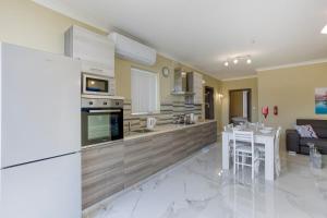 Köök või kööginurk majutusasutuses Penthouse, Seaview, Beautiful 2br Apt 4