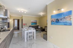 Köök või kööginurk majutusasutuses Penthouse, Seaview, Beautiful 2br Apt 4