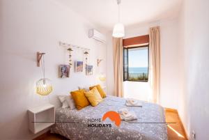 #003 Cottage By Home Holidays في Caliços: غرفة نوم مع سرير مطل على المحيط +37 صورة