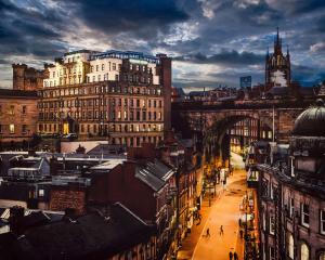 vistas a una ciudad con un puente y edificios en The Vermont Hotel Newcastle, en Newcastle