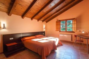 - une chambre avec un lit et un bureau dans l'établissement Palacio Rosa Mar, à Palacio de Naviego