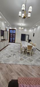 Televiisor ja/või meelelahutuskeskus majutusasutuses Гостевой дом