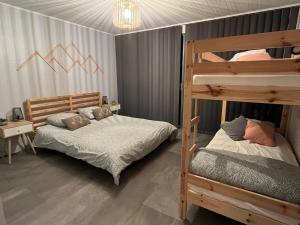 2 łóżka piętrowe w pokoju z 2 łóżkami w obiekcie Grand T2 renové, plein centre, 62 m² w mieście Villard-de-Lans