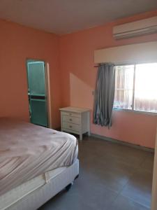 Giường trong phòng chung tại Lar doce lar