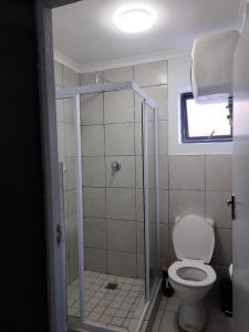 un baño con ducha y WC en Grace Villas 6, en East London 8 fotos más