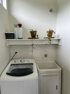a small kitchen with a stove and a sink at Casa familiar - Refúgio Climatizado in Florianópolis +24 photos