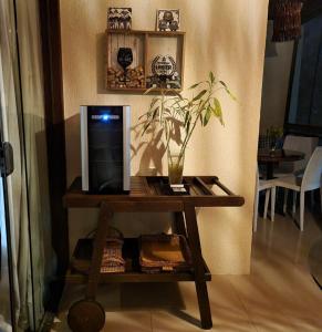 a table with a computer monitor on top of it at Flat Recanto Monte Castelo - Gravatá in Sairé
