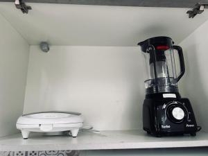a blender sitting on top of a shelf at Casa familiar - Refúgio Climatizado in Florianópolis