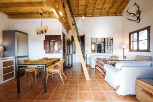 Postel nebo postele na pokoji v ubytování Casa Rural con encanto y vistas a la Sierra