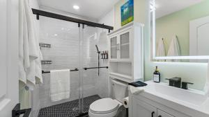 Vannituba majutusasutuses The Shark Tank Cocoa Beach - 2 Units, Walk to Beach, Shops & Bars, Ideal for Multiple Families