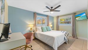 Voodi või voodid majutusasutuse The Shark Tank Cocoa Beach - 2 Units, Walk to Beach, Shops & Bars, Ideal for Multiple Families toas