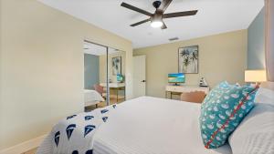 Voodi või voodid majutusasutuse The Shark Tank Cocoa Beach - 2 Units, Walk to Beach, Shops & Bars, Ideal for Multiple Families toas