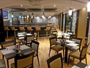 Um restaurante ou outro lugar para comer em Nash Suites Airport Hotel