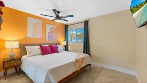 Voodi või voodid majutusasutuse The Shark Tank Cocoa Beach - 2 Units, Walk to Beach, Shops & Bars, Ideal for Multiple Families toas