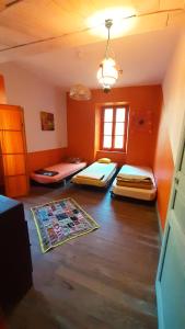 a room with three beds in a room at les Spartiates in Seix