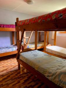 En eller flere senge i et værelse på Corinto Hostel