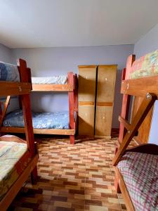 En eller flere senge i et værelse på Corinto Hostel + 44 billeder