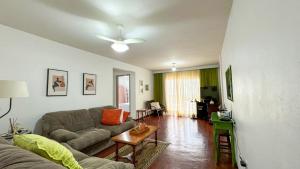 a living room with a couch and a table at 200 metros da Praia Central na Avenida Brasil próximo à Roda Gigante e Shopping Atlântico in Balneário Camboriú