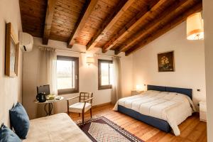a bedroom with a bed and a desk in a room at Bed and Breakfast Sile e Natura in Sant'Elena di Silea